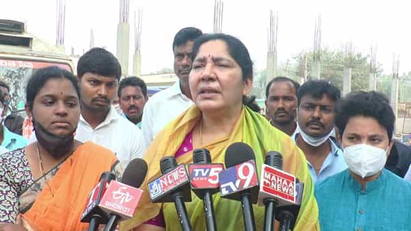 ఆ కుటుంబాలను అన్ని విధాలుగా ఆదుకుంటాం.. మర్రిమిట్ట మృతుల కుటుంబాలను పరామర్శించిన మంత్రి, ఎంపీ