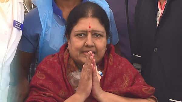 Sasikala Discharged :శశికళ విక్టోరియా ఆస్పత్రి నుంచి డిశ్చార్జ్.. బెంగళూరులోనే విశ్రాంతి తీసుకునే అవకాశం