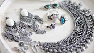 Gold Price Today(10-01-2021): పసిడి ప్రియులకు శుభవార్త .. డాలర్ బలపడటంతో దిగివస్తున్న బంగారం ధర