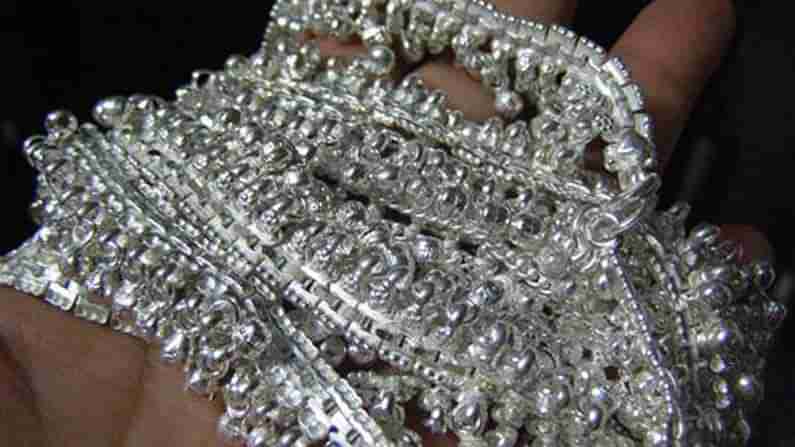 Silver Price Today: బంగారం బాటలోనే వెండి.. వరుసగా రెండో రోజూ పైపైకీ.. ఇవాళ ఎంత పెరిగిందంటే ?