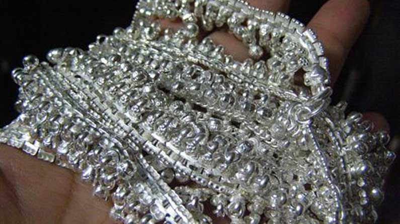 Silver Price Today: బంగారం బాటలోనే వెండి.. వరుసగా రెండో రోజూ పైపైకీ.. ఇవాళ ఎంత పెరిగిందంటే ?