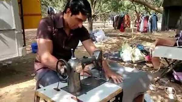 Sonu Sood Tailor Shop: టైలరింగ్ షాప్ ఓపెన్ చేసిన సోనూ సూద్.. బట్టలు కుట్టడంలో గ్యారెంటీ లేదు
