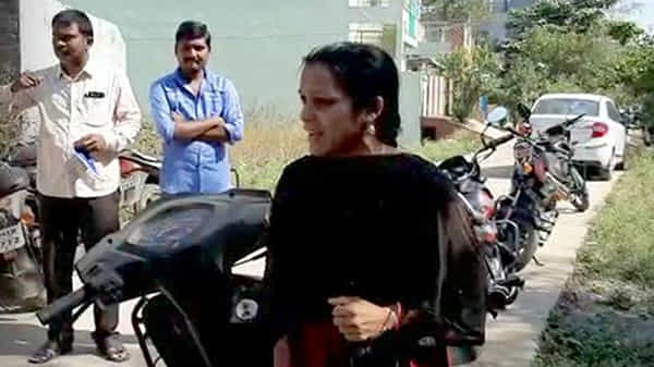 Woman Attempted Suicide: ఒంటికి నిప్పంటించుకొని మహిళ ఆత్మహత్యాయత్నం.. సబ్రిజిస్ట్రార్ ఆఫీస్ ఎదుట ఘటన.. ఎందుకు చేసిందో తెలిస్తే షాక్ అవుతారు..