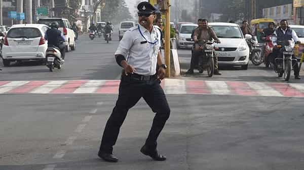 Jackson Moonwalks At Work: 16 ఏళ్లుగా పాప్ రారాజు స్టెప్స్ వేస్తూ ట్రాఫిక్ని నియంత్రిస్తున్న ట్రాఫిక్ కానిస్టేబుల్