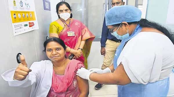 ఏపీ: మూడో రోజు వ్యాక్సినేషన్కు రంగం సిద్దం.. రెండు రోజుల్లో ఎంత మంది వ్యాక్సిన్ వేయించుకున్నారంటే.!