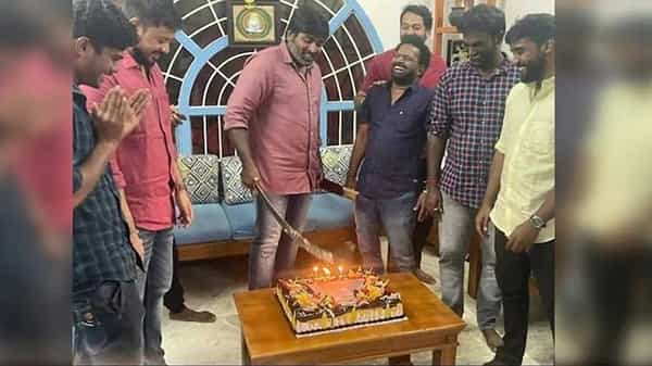 Actor Vijay Sethupathi: కత్తితో కేక్ కట్ చేసిన తమిళ స్టార్ హీరో.. నెటిజన్లకు క్షమాపణలు చెప్పిన విజయ్..