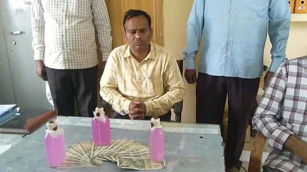 ఏసీబీ అధికారులకు చిక్కిన విద్యుత్ అధికారి.. పొలానికి కరెంటు కనెక్షన్ కోసం లంచం తీసుకుంటూ పట్టుబడ్డ ఎలక్ట్రికల్ ఇంజనీర్