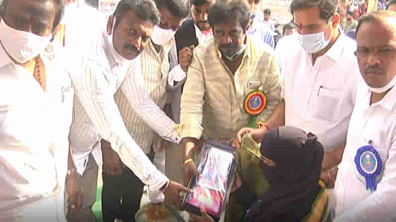 మానవత్వం: లాక్ డౌన్ వేళ ఆపన్నహస్తం.. వరంగల్ లో ప్రయివేటు ఉపాధ్యాయులకు వ్యాపారస్తులు, సీ మోర్ నిర్వాహకుల చేయుత