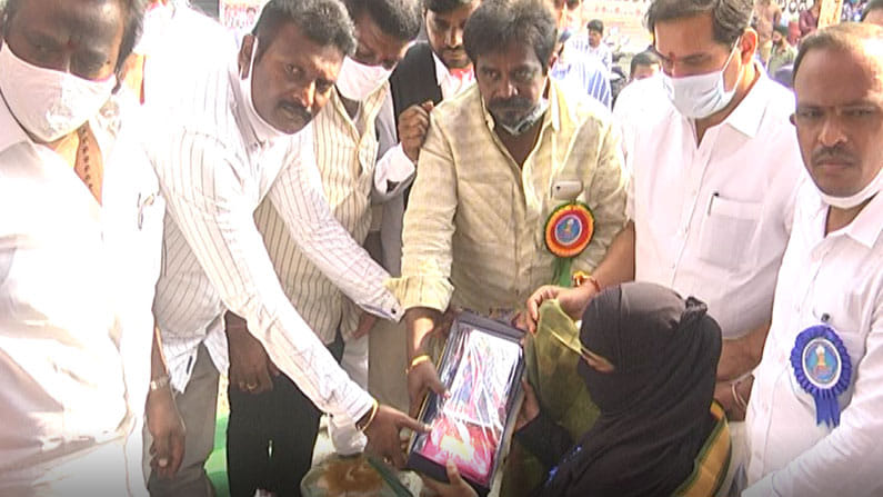 మానవత్వం: లాక్ డౌన్ వేళ ఆపన్నహస్తం.. వరంగల్ లో ప్రయివేటు ఉపాధ్యాయులకు వ్యాపారస్తులు, సీ మోర్ నిర్వాహకుల చేయుత