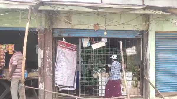 Worms found in liquor bottle: లిక్కర్ బాటిల్లో పురుగులు.. తనిఖీలు నిర్వహించిన అధికారులు ఏం చెప్పారంటే..?