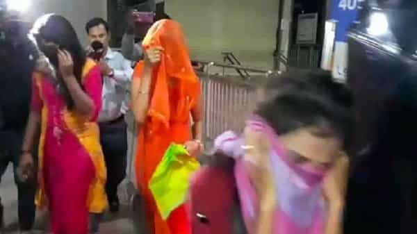 హైదరాబాద్లో పబ్ పై ఆకస్మికంగా దాడి.. 28 మందిని అదుపులోకి తీసుకున్నా పోలీసులు..