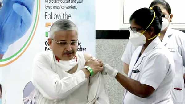 Covid-19 vaccine: వారికి వ్యాక్సినేషన్ పూర్తయితే.. ఈ ఏడాది చివరి నాటికి మార్కెట్లోకి కోవిడ్ వ్యాక్సిన్: ఎయిమ్స్ డైరెక్టర్
