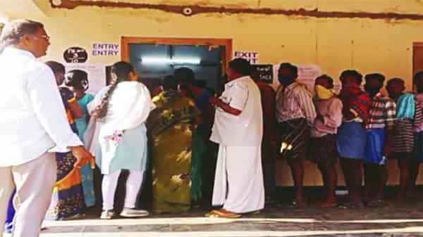 AP Panchayat Elections Polling: బ్యాలెట్ పత్రంలో గుర్తు కనిపించడం లేదంటూ పోలింగ్ కేంద్రం వద్ద అభ్యర్థి ఆందోళన