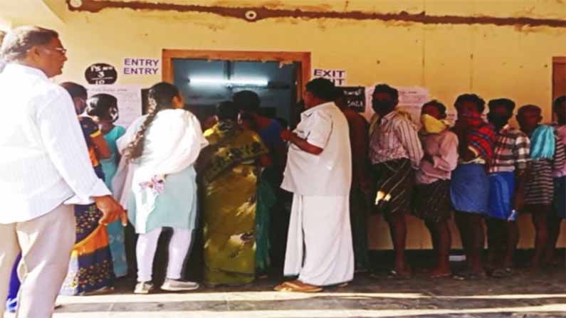 AP Panchayat Elections Polling: బ్యాలెట్‌ పత్రంలో గుర్తు కనిపించడం లేదంటూ పోలింగ్‌ కేంద్రం వద్ద అభ్యర్థి ఆందోళన