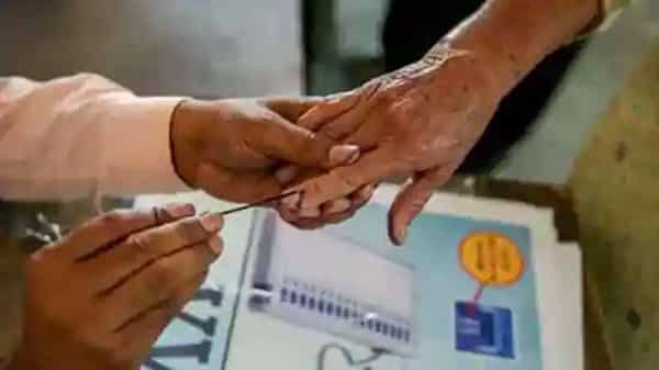 ఏపీలో మొదలైన రెండో విడత పంచాయతీ ఎన్నికల పోరు, పంచాయతీరాజ్ శాఖ మంత్రి ఇలాకాలో ఏకగ్రీవాల జోరు