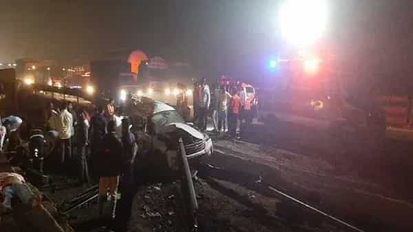 Accident News: రహదారిపై ఒకదానికొకటి ఢీకొన్న వాహనాలు.. ఐదుగురు దుర్మరణం.. మరో ఐదుగురు..