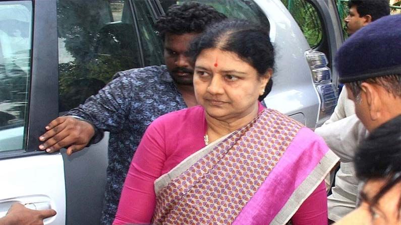 Sasikala AIADMK: సంబంధం లేని వ్యక్తి జెండా ఉపయోగించే అర్హత లేదు.. శశికళపై డీజీపీకి నేతల ఫిర్యాదు