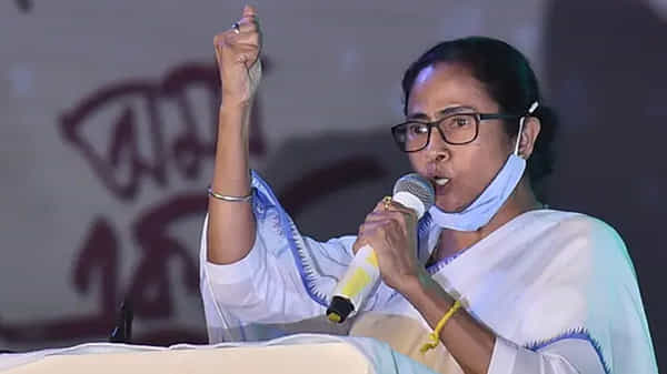 మీరు ఘర్షణకారులు, ట్రంప్ కన్నా దారుణ పరిస్థితిని ఎదుర్కొంటారు ప్రధాని మోదీపై మమత నిప్పులు