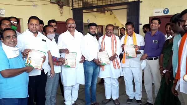 ఎమ్మెల్సీ ఎన్నికల్లో దూసుకెళ్తున్న అభ్యర్థులు.. ఆ స్థానంలో టీఆర్ఎస్, బీజేపీ పోటాపోటీ ప్రచారం