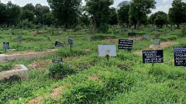 Women Lives Burial ground: స్మశానం వైపు వెళ్లాలంటే భయపడతారు.. ఆమె మాత్రం నిత్యం అక్కడే ఉంటోంది.. అందరితో హ్యాట్సాఫ్ అనిపించుకుంటోంది..