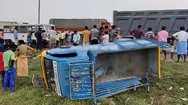 Road Accident: మొక్కలు నాటుతున్న కూలీలపై దూసుకొచ్చిన మినీ వ్యాన్.. ముగ్గురు మహిళా కూలీలు మృతి