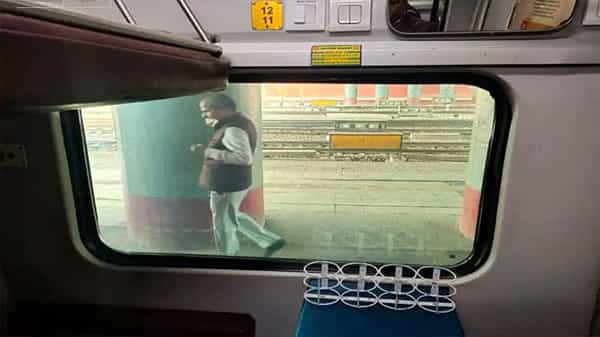 Curtain Problem: ఏసీ కోచ్ల కర్టెన్లకు ఇక సెలవు.. ఎండ.. వేడిని కంట్రోల్ చేసే సరికొత్త విండోలను ఆవిష్కరించిన రైల్వే శాఖ
