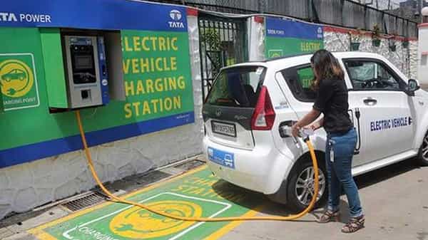 EV- Charging Stations : ఎలక్ట్రిక్ వాహనదారులకు గుడ్ న్యూస్.. ఇక నుంచి రైల్వే స్టేషన్లలలో వీరికోసం ఇవి ఏర్పాటు..