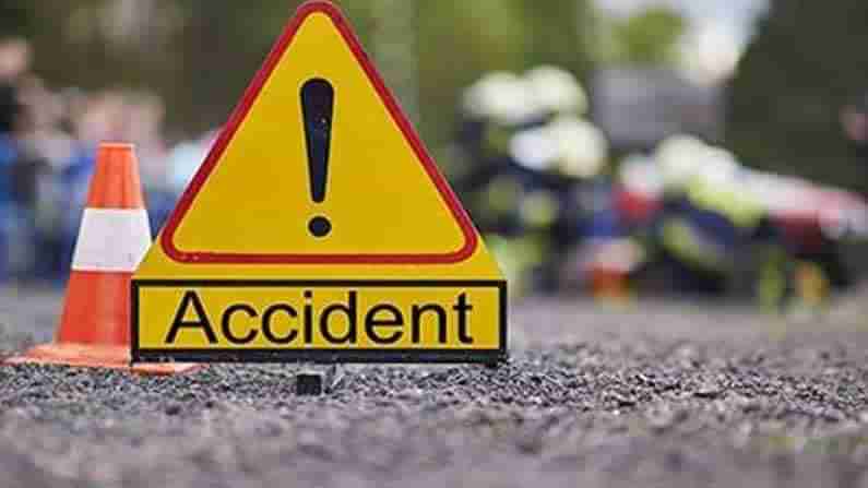 Road Accident: తూర్పుగోదావరి జిల్లాలో రోడ్డు ప్రమాదం.. ఇద్దరు మృతి.. పది మందికి తీవ్ర గాయాలు