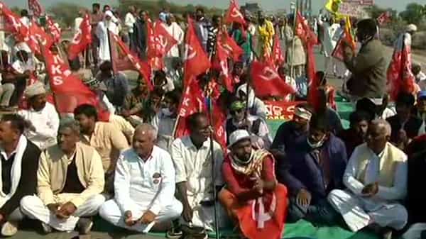 Chakka Jam: దేశవ్యాప్తంగా ప్రారంభమైన ‘చక్కా జామ్’.. పలుచోట్ల కొనసాగుతున్న రైతుల ఆందోళనలు..