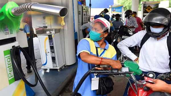Petrol, Diesel price Today: తెలుగు రాష్ట్రాల్లోనే పెట్రోల్ , డీజిల్ ధరల్లో మార్పులు.. ప్రధాన నగరాల్లో స్థిరంగానే..