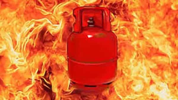Gas Cylinder Explosion: ఖమ్మం చర్చ్ కాంపౌండ్లో గ్యాస్ సిలిండర్ పేలుడు.. నలుగురికి తీవ్ర గాయాలు..