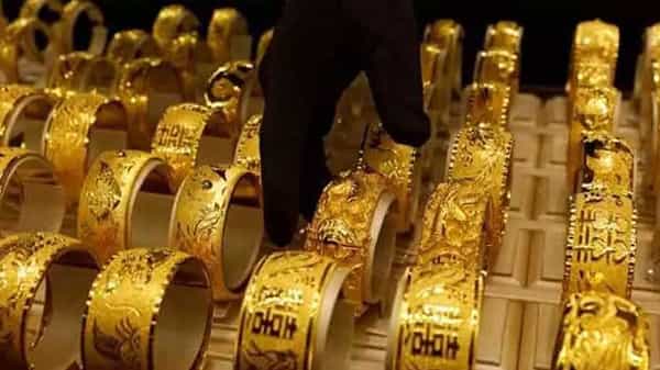 Gold Price Today: తెలుగు రాష్ట్రాల్లో తగ్గిన బంగారం ధరలు.. ప్రధాన నగరాల్లో రేట్లు ఎలా ఉన్నాయో తెలుసా..?
