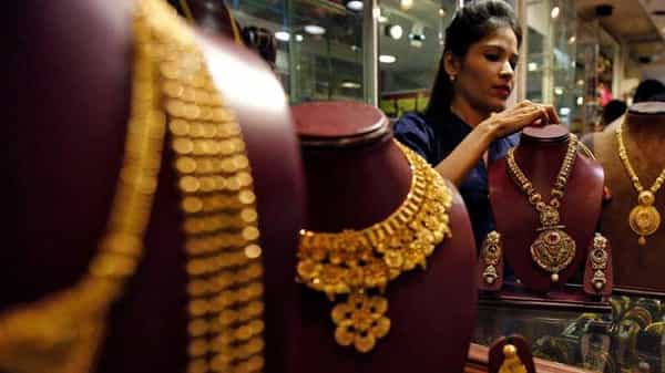 Today Gold Price: వరుసగా రెండో రోజు తగ్గిన బంగారం ధరలు.. ఈరోజు తులం గోల్డ్ రేట్ ఎలా ఉందంటే..?