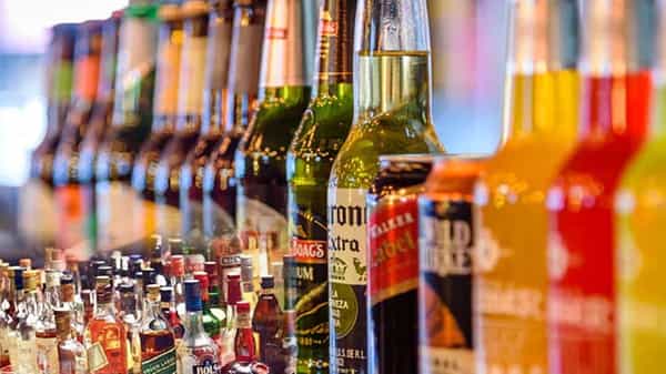 Liquor Price: మద్యం ప్రియులకు గుడ్న్యూస్.. త్వరలో ఆ బ్రాండ్లపై ఉన్న ధరలు తగ్గబోతున్నాయ్..!