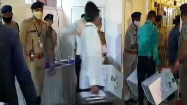 Gujarat Civic Polls Results: గుజరాత్ కార్పొరేషన్ ఎన్నికల్లో దూసుకుపోతున్న బీజేపీ.. 201 స్థానాల్లో ఆధిక్యం..