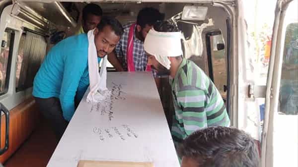 దుబాయ్లో గుండెపోటుతో మృతి చెందిన తెలంగాణ వాసి.. మంత్రి కేటీఆర్ చొరవతో మృతదేహం స్వగ్రామానికి..
