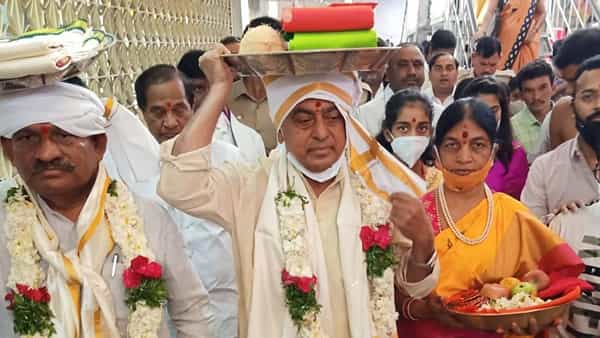 బాసర సరస్వతి అమ్మవారికి మంత్రి ఇంద్రకరణ్రెడ్డి పట్టు వస్త్రాల సమర్పణ.. చిన్నారులకు అక్షరాభ్యాసం కోసం పోటెత్తిన భక్తులు