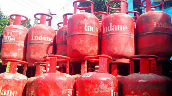 LPG Cylinder Price: ఎల్పిజి సిలిండర్ ధరలు.. ఫిబ్రవరి నెలకు కొత్త ధరల పట్టికను విడుదల చేసిన చమురు సంస్థలు.. గ్యాస్ ధరలు ఇలా తెలుసుకోండి..