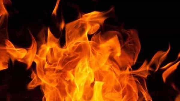 Fire Accident: హైదరాబాద్ కోఠిలో భారీ అగ్ని ప్రమాదం.. నాలుగు ఫైరింజన్లతో మంటలు ఆర్పుతున్న ఫైర్ సిబ్బంది..