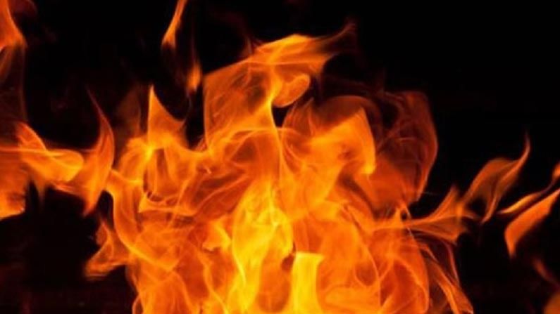 Fire Accident: హైదరాబాద్‌ కోఠిలో భారీ అగ్ని ప్రమాదం.. నాలుగు ఫైరింజన్లతో మంటలు ఆర్పుతున్న ఫైర్ సిబ్బంది..