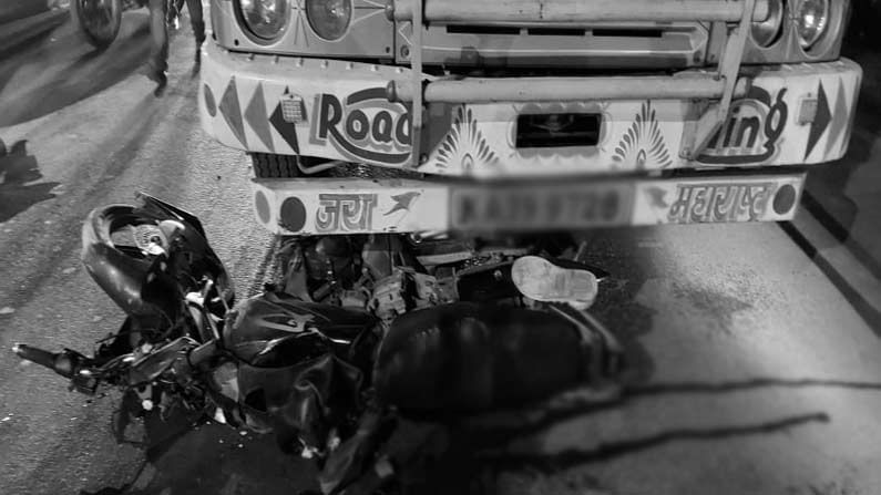 Accident: హైదరాబాద్‌ ఎంజిబిఎస్‌ బస్‌స్టాండ్‌ వద్ద ఘోర రోడ్డు ప్రమాదం.. ఇద్దరు యువకులు స్పాట్‌ డెడ్‌..