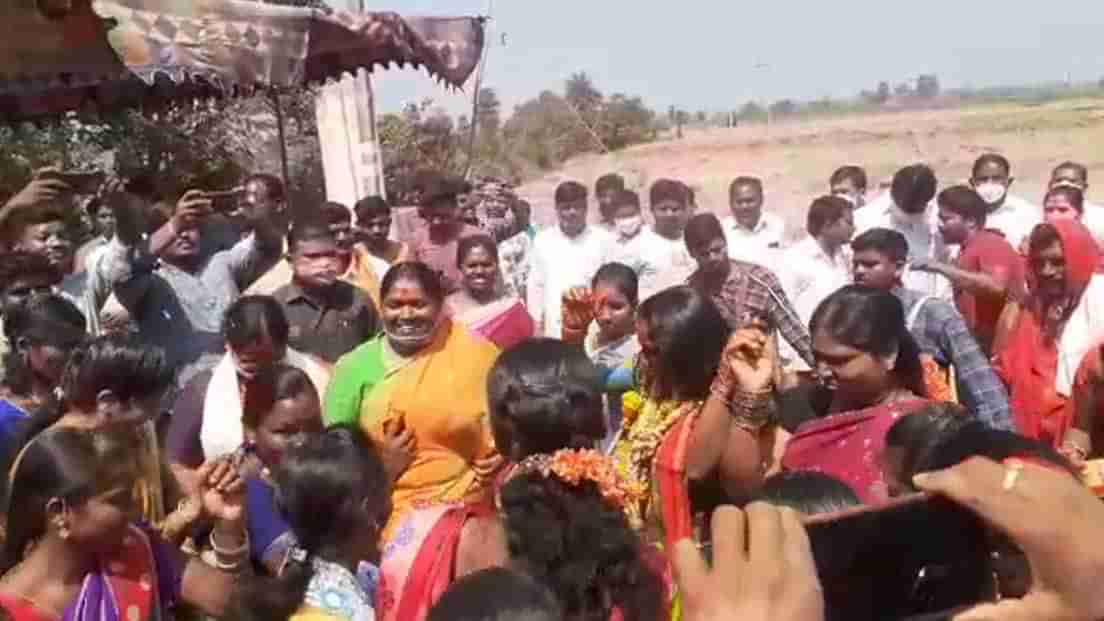 గిరిజనులతో కలిసి ఎమ్మెల్యే సాంప్రదాయ నృత్యం.. సమ్మక్క సారక్కను దర్శించుకున్న సీతక్క