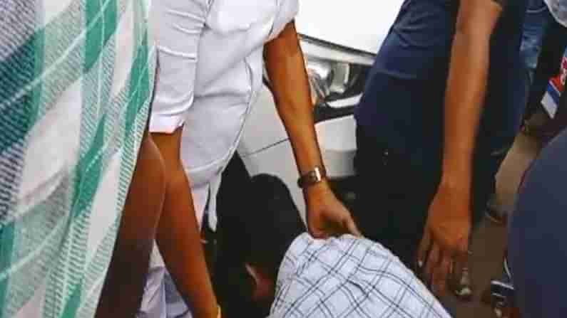 Corona warriors: ఎమ్మెల్యే రాపాక వరప్రసాద్ కాళ్లు పట్టుకున్న కొవిడ్ వారియర్స్.. ఎందుకంటే..