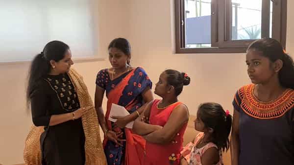 Kalvakuntla Kavitha: మరోసారి దాతృత్వం చాటిన ఎమ్మెల్సీ కవిత.. భర్తను కోల్పోయి కొండంత దుఃఖంలో ఉన్న మహిళకు తానున్నానని భరోసా..