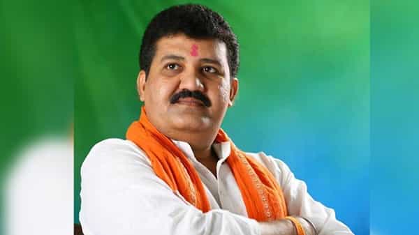 పుణేలో మహిళ ఆత్మహత్య కేసు, మహారాష్ట్ర అటవీ శాఖ మంత్రి సంజయ్ రాథోడ్ రాజీనామా.