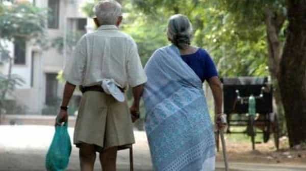 Maharashtra: తల్లిదండ్రులను నిర్లక్ష్యం చేస్తే అంతే.. లాతూర్లో ఏడుగురు ఉద్యోగుల జీతంలో కోత.. ఎంతంటే..?