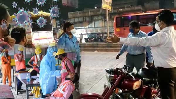 Coronavirus: తీవ్ర స్థాయిలో పెరుగుతున్న కరోనా కేసులు.. నిబంధనలు కఠినతరం.. కొరఢా ఝులిపిస్తున్న పోలీసులు