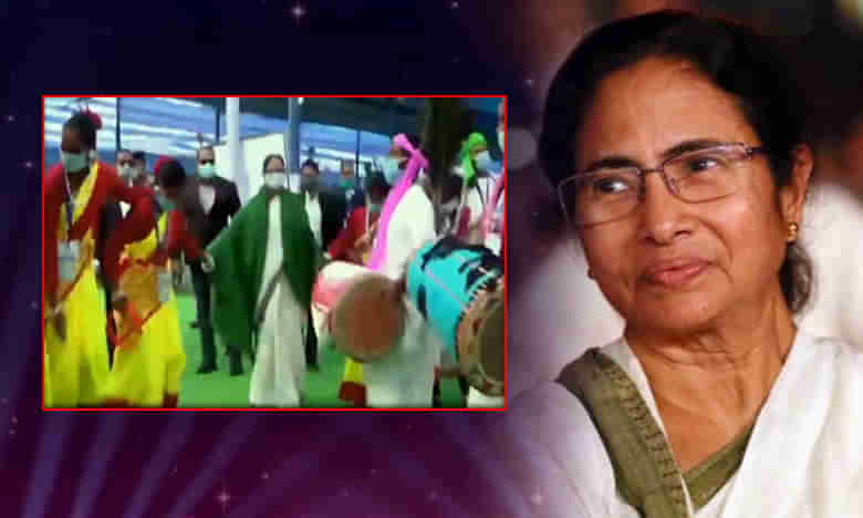 Mamata Banerjee Dance: సామూహిక పెళ్లిళ్ల వేళ, గిరిజన యువతులతో కలిసి డ్యాన్స్ చేసిన మమతా బెనర్జీ