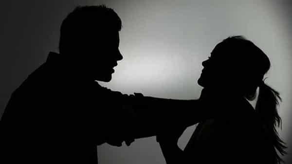 వ్యభిచార చేయకపోతే చంపేస్తాంటూ వేధింపులు.. రక్షణ కల్పించాలంటూ పోలీసులను ఆశ్రయించిన మహిళ