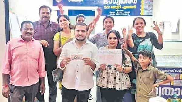 అదృష్టం తలుపు తట్టడం అంటే ఇదే.. పెళ్ళికి వెళ్లిన ఓ యువకుడు ఏకంగా కోటి రూపాయలతో తిరిగొచ్చాడు..ఎలా అంటే
